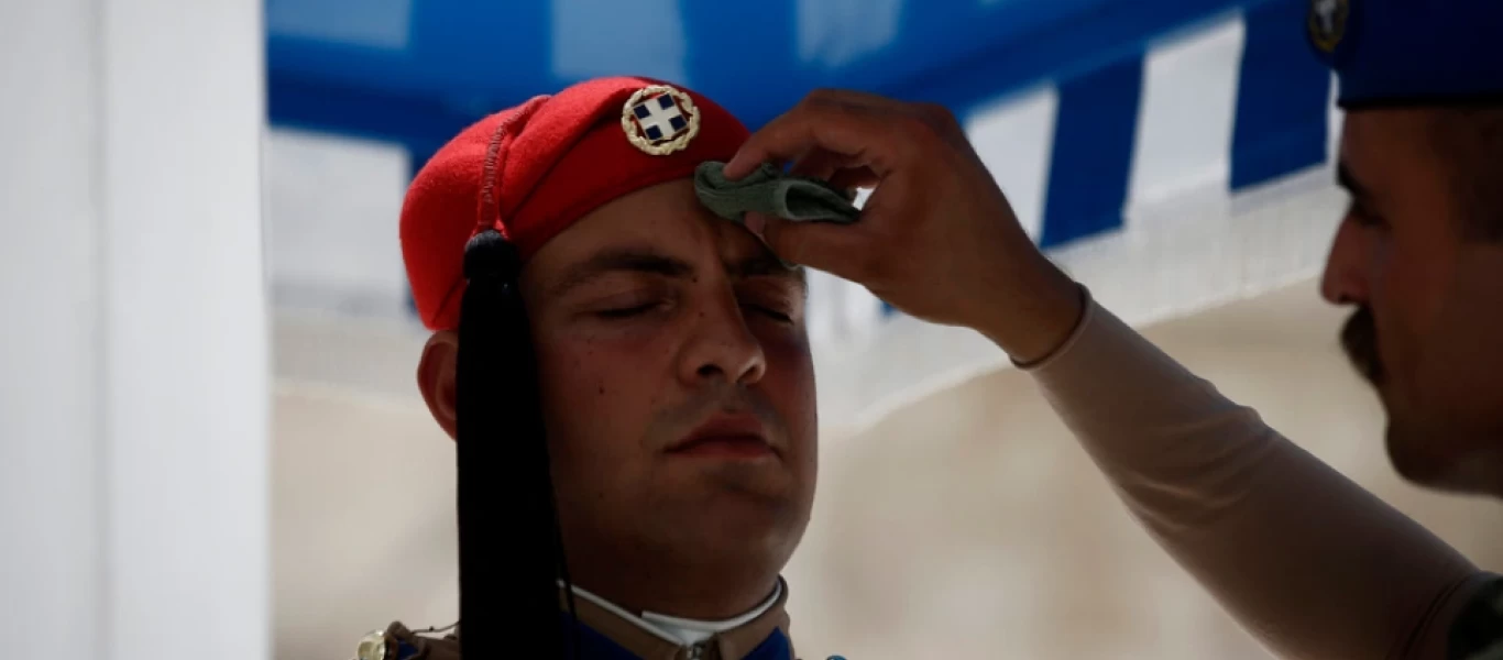 Αγέρωχοι οι Εύζωνες στον Άγνωστο Στρατιώτη παρά τους 44 βαθμούς! (φώτο)